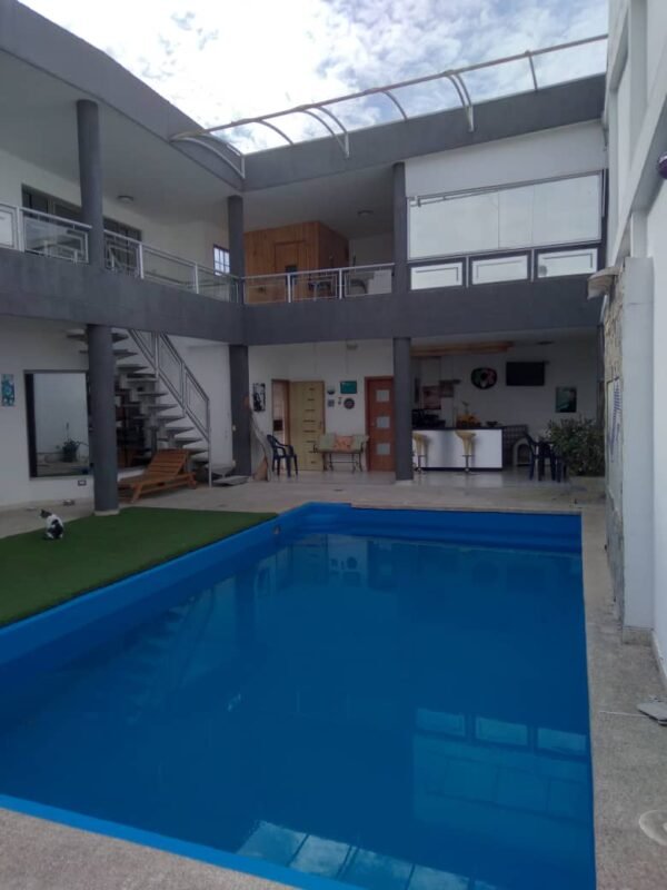 Venta de casa en San Cristóbal con piscina, sauna y gimnasio