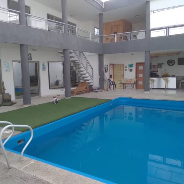 Venta de casa en San Cristóbal con piscina, sauna y gimnasio