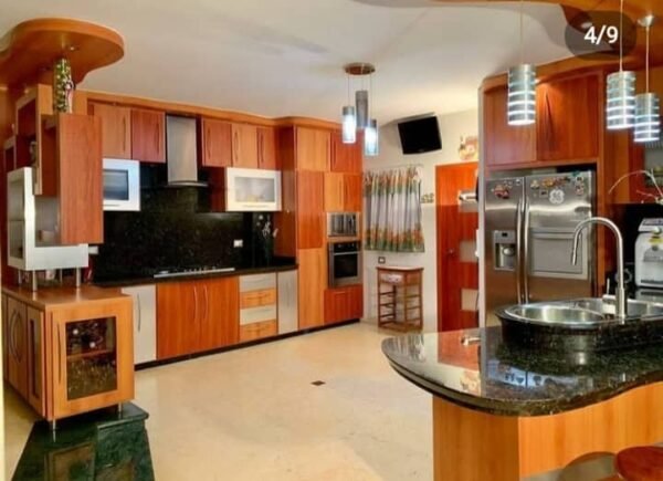 Venta de casa en San Cristóbal con piscina, sauna y gimnasio