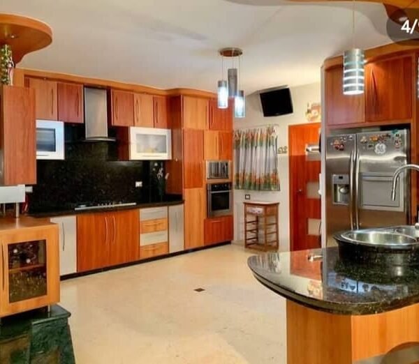 Venta de casa en San Cristóbal con piscina, sauna y gimnasio