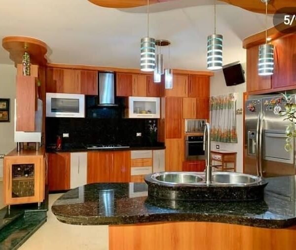 Venta de casa en San Cristóbal con piscina, sauna y gimnasio