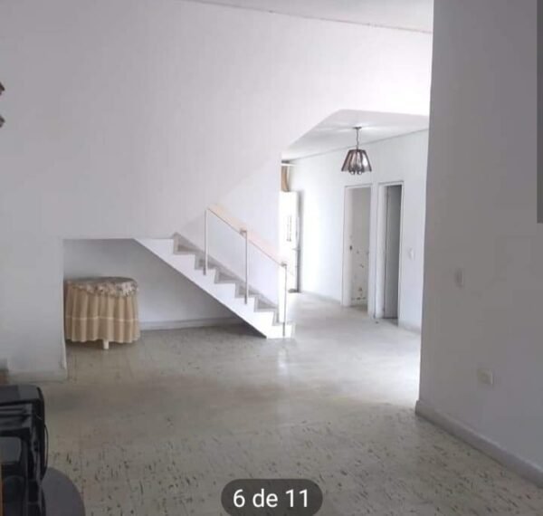 Casa en Venta en Quinta Oriental - Amplios Espacios y Potencial para Personalizar