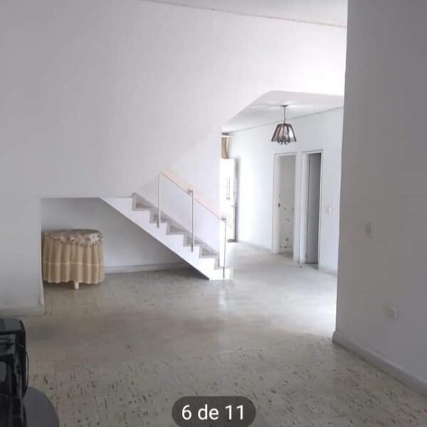 Casa en Venta en Quinta Oriental - Amplios Espacios y Potencial para Personalizar