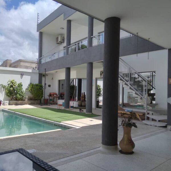 Venta de casa en San Cristóbal con piscina, sauna y gimnasio