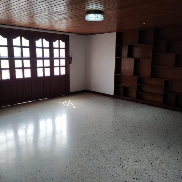 Amplio apartamento de 2 habitaciones en el edificio Antares en el barrio Blanco