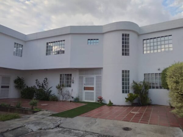 Venta de casa en San Cristóbal con piscina, sauna y gimnasio