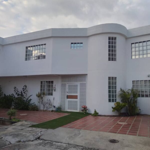 Venta de casa en San Cristóbal con piscina, sauna y gimnasio