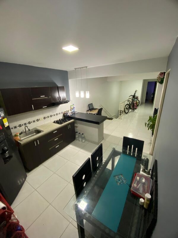 Casa con 4 Habitaciones y 3 Baños - Barrio Niza