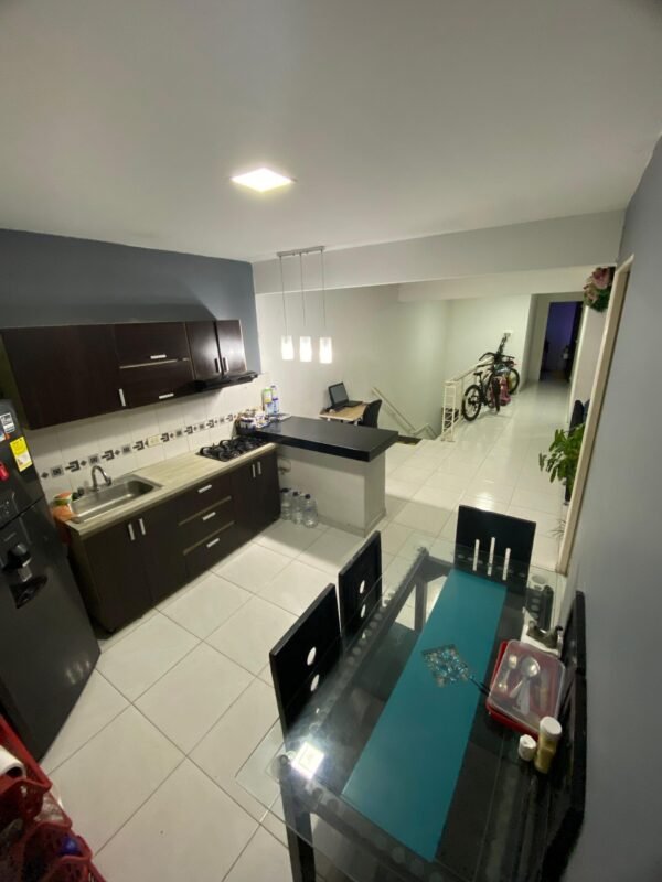 Casa con 4 Habitaciones y 3 Baños - Barrio Niza