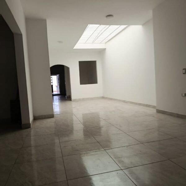 Venta de Casa Amplia en Barrio Popular