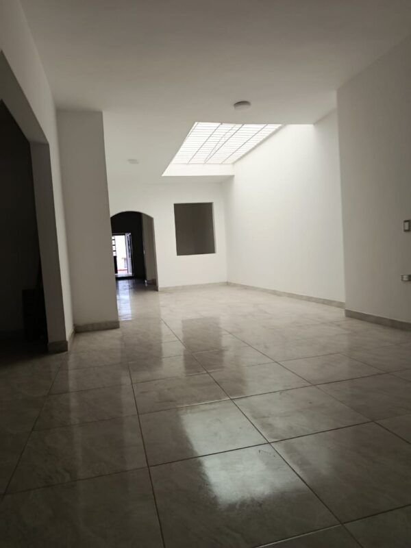 Venta de Casa Amplia en Barrio Popular