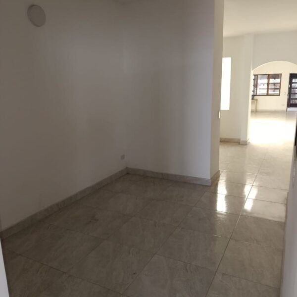 Venta de Casa Amplia en Barrio Popular