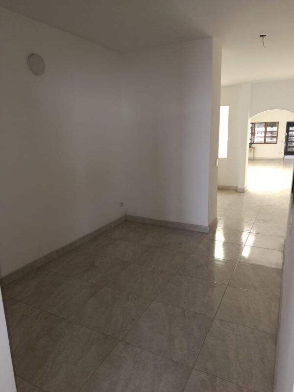 Venta de Casa Amplia en Barrio Popular