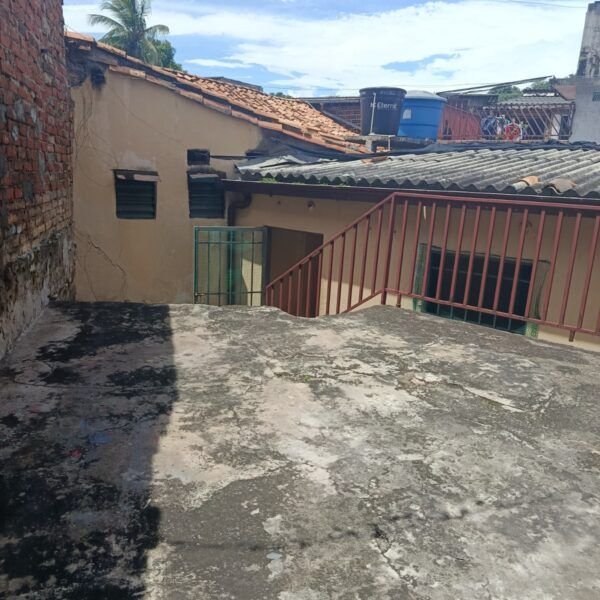 Casa con 3 Apartamentos en Venta