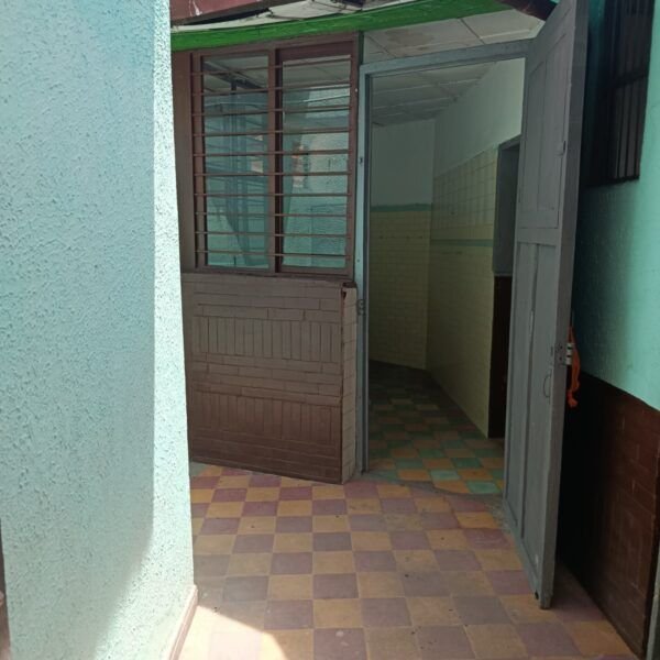 Casa con 3 Apartamentos en Venta