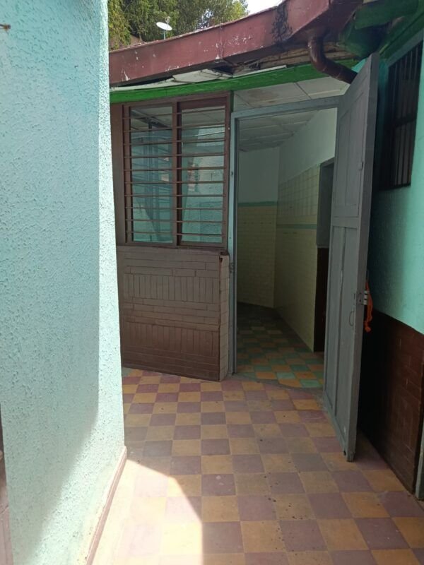 Casa con 3 Apartamentos en Venta