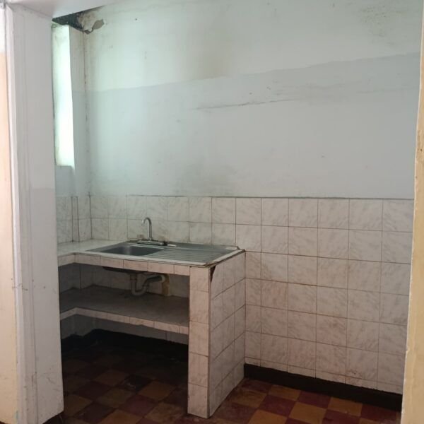 Casa con 3 Apartamentos en Venta