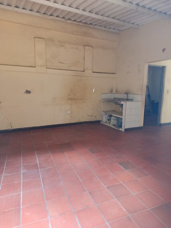Casa con 3 Apartamentos en Venta